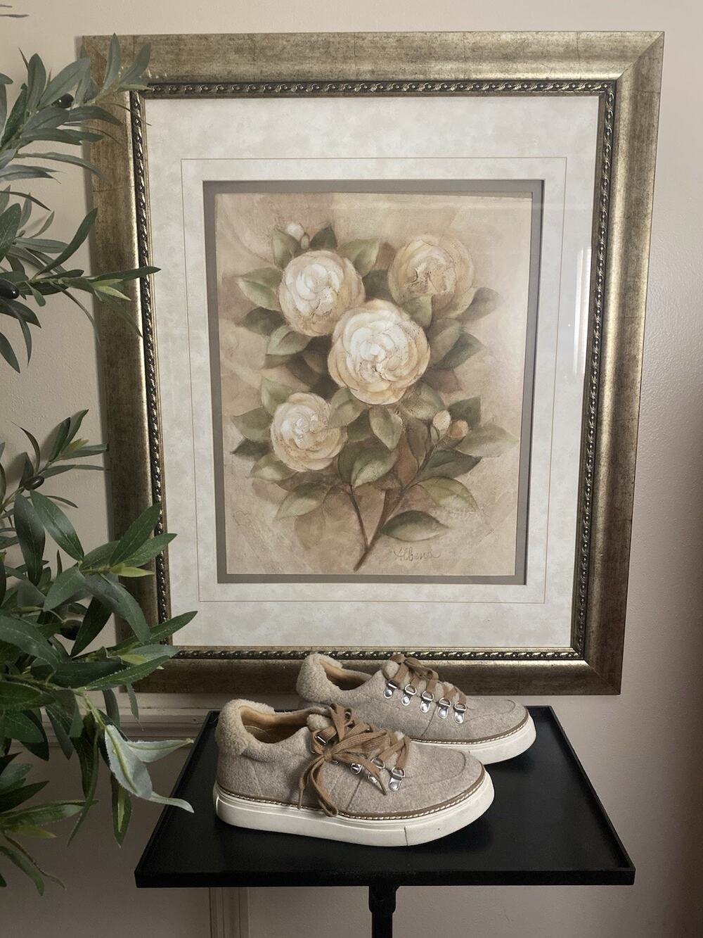 Crown Vintage Women’s Beige Textured Lace-Up Sneakers – Size 7